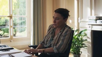 The watch worn by the Prosecutor of the Republic (Valeria Bruni Tedeschi) in Investigation into a state scandal