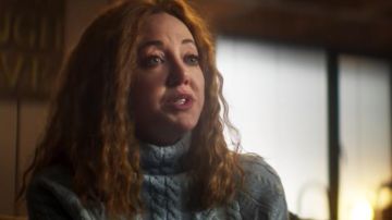 Suéter de cuello de tortuga usado por Gemma Nerrick (Diane Morgan) como se ve en los atuendos de la película Muerte a 2021
