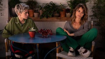 Sneakers worn by Janis (Pené­lope Cruz) as seen in Madres Paralelas film