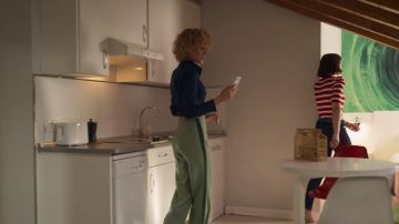 Mint green pants with forest green stripe worn by Nerea (Teresa Riott) as seen in Valeria TV show outfits (Season 1 Episode 2)
