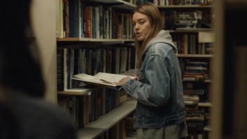 Chaqueta vaquera usada por Aurora (Camille Rowe) como se ve en los atuendos de la película Cosmic Dawn