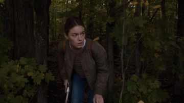 Chaqueta marrón sin cuello usada por Aurora (Camille Rowe) como se ve en los atuendos de la película Cosmic Dawn