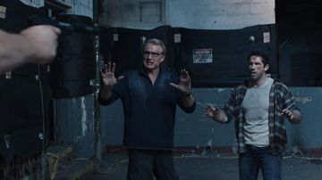 Chemise en flanelle à carreaux portée par Mike Wade (Scott Adkins) comme on le voit dans la garde-robe de film de Castle Falls