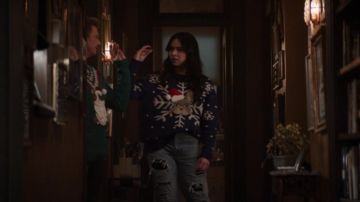 Suéter de Navidad usado por Kate Bishop (Hailee Steinfeld) como se ve en el vestuario de la serie de televisión Hawkeye (Temporada 1 Episodio 4)