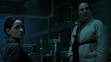 Chaqueta usada por el Sr. Fox (Corey Johnson) como se ve en el vestuario de la película Morbius