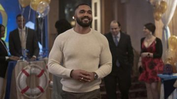 Pull blanc Chandail porté par Ian (Tyler Lepley) comme on le voit dans Harlem série TV garde-robe (Saison 1 Épisode 2)