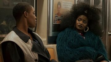Frange Veste Bleue portée par Angie (Shoniqua Shandai) comme on le voit dans Harlem série TV garde-robe (Saison 1 Épisode 9)