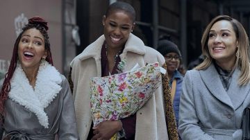 Manteau gris avec Col de Fourrure porté par Camille (Meagan Good) comme on le voit dans les tenues de la série télévisée Harlem (Saison 1 Épisode 10)