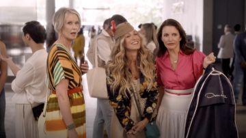 Claude Montana Beige Combinaison portée par Carrie Bradshaw (Sarah Jessica Parker) comme on le voit dans Et Juste Comme Ça… les tenues de l'émission de télévision (Saison 1 Épisode 1)