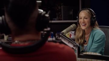 Coeur Pendentif Collier porté par Carrie Bradshaw (Sarah Jessica Parker) comme on le voit dans Et Juste Comme Ça… (S01E01)