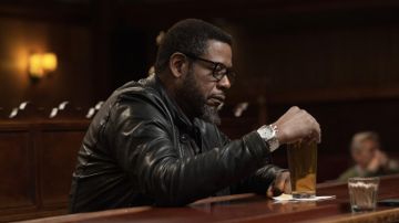 Montre en argent avec cadran blanc portée par Jack Jackson (Forest Whitaker) comme on le voit dans les tenues du film City of Lies