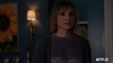 Pull violet porté par Anna (Kristen Bell) comme on le voit dans La Femme de la Maison de l'autre côté de la Rue de la Fille à la Fenêtre des tenues de la série TV (Saison 1)