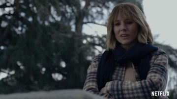 La veste à carreaux portée par Anna (Kristen Bell) comme on le voit dans La Femme de la Maison de l'autre côté de la Rue de la Fille à la Fenêtre (Saison 1)