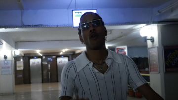le polo blanc bleuté avec lignes bleues de Laylow dans son clip DIVISION ROUGE