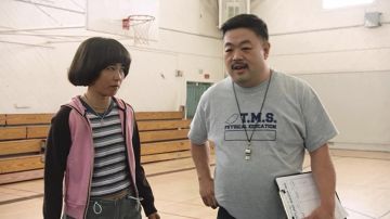 Camiseta a rayas usada por Maya Ishii-Peters (Maya Erskine) como se ve en los atuendos de la serie de televisión PEN15 (Temporada 2 Episodio 2)