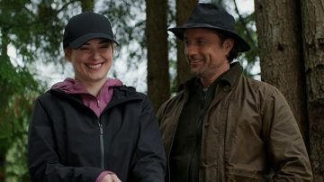 Veste zippée noire portée par Melinda Monroe (Alexandra Breckenridge) comme on le voit dans Virgin River série Tv garde-robe (Saison 2 Épisode 4)