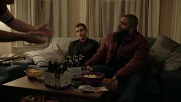 Bourgogne Puff Jacket porté par Coop (O'Shea Jackson Jr.) comme on le voit dans Les tenues de la série Maintenant TV (Saison 1 Épisode 10)