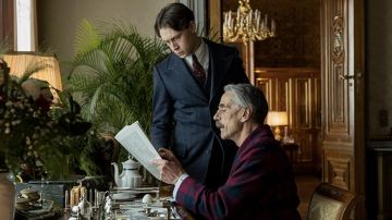 Vestido a cuadros usado por Neville Chamberlain (Jeremy Irons) como se ve en Munich: The Edge of War