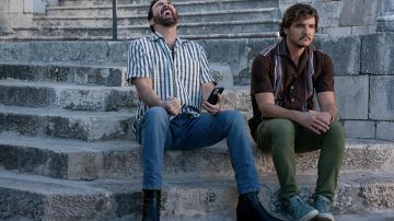 Zapatillas azules usadas por Javi Gutiérrez (Pedro Pascal) como se ve en los trajes de películas de El peso insoportable de Massive Talent