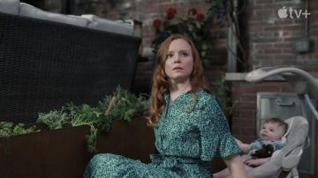 Vestido estampado verde usado por Dorothy Turner (Lauren Ambrose) como se ve en el programa de televisión Servant (Temporada 3)