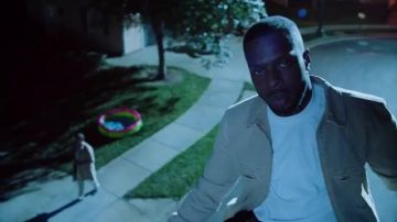Chaqueta vaquera caqui de doble bolsillo con cremallera usada por Isaiah Rashad en el video musical oficial de THIB