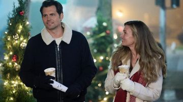 Chaqueta Sherpa Trucker usada por Jake (Kristoffer Polaha) como se ve en A Dickens of a Holiday! vestuario de película