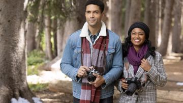 Abrigo a cuadros usado por Gaby (Tatyana Ali) como se ve en los atuendos de la película A Picture Perfect Holiday