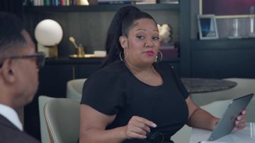 Pendientes de aro usados por Dori (X Mayo) como se ve en el vestuario de la serie de televisión American Auto (Temporada 1 Episodio 2)