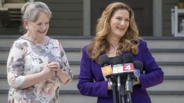 Veste de costume violet porté par Katherine (Ana Gasteyer) comme on le voit dans la série télévisée American Auto (S01E01)