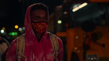 Máscara facial impresa usada por Jace Carson (Isaiah R. Hill) como se ve en el vestuario de la serie de televisión Swagger (Temporada 1 Episodio 8)