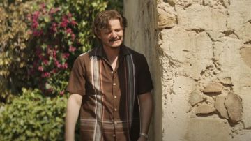 Camisa estampada marrón usada por Javi Gutiérrez (Pedro Pascal) como se ve en El peso insoportable del talento masivo