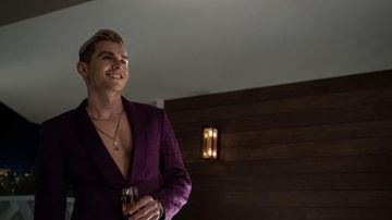Chaqueta Blazer púrpura usada por Xavier (Dave Franco) como se ve en el vestuario del programa de televisión The Afterparty (Temporada 1 Episodio 4)