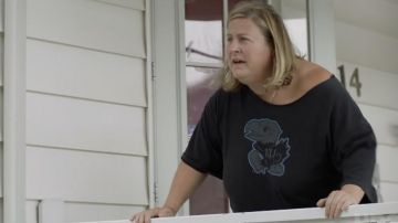 Camiseta impresa usada por Sam (Bridget Everett) como se ve en los atuendos de la serie de televisión Somebody Somewhere (Temporada 1)
