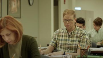 Camisa a cuadros usada por Joel (Jeff Hiller) como se ve en los atuendos de la serie de televisión Somebody Somewhere (Temporada 1)