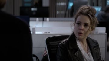 Chaqueta de cuero en negro usada por Grace (Alyssa Milano) como se ve en el vestuario de la serie de televisión Brazen