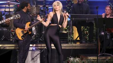 La combinaison noire moulante à dos nu de Miley Cyrus dans l'émission The Tonight Show Starring Jimmy Fallon