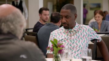 Chemise de Leon (JB Smoove) dans Curb Your Enthusiasm (S11E07)