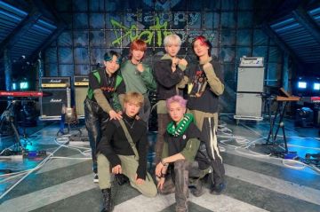 El pañuelo verde blanco y negro usado por Gaon para el escaparate de Happy Death Day de Xdinary Heroes 