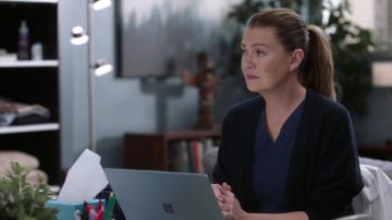 Bleu marine Cardigan porté par le Dr Meredith Gray (Ellen Pompeo) comme on le voit dans les tenues de la série télévisée Grey's Anatomy (Saison 18, Épisode 8)