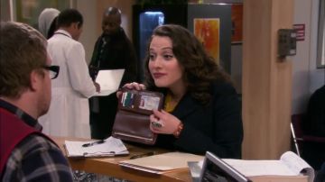 The wallet of Max Black (Kat Dennings) in the series 2 Broke Girls (Season 1 Episode 16)