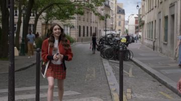 Le bomber orange bicolore porté par Emily Cooper (Lily Collins) dans la série Emily in Paris (Saison 2 Épisode 5)
