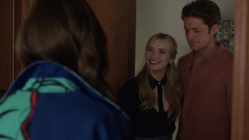 La chemise noire à découpe de Camille (Camille Razat) dans la série Emily in Paris (Saison 2 Episode 10)