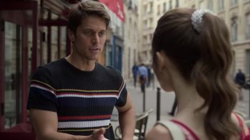 Le t-shirt à rayures de Gabriel (Lucas Bravo) dans Emily in Paris (Saison 2 Episode 7)