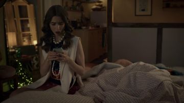 The phone shell + shell bracelet of Mindy Chen (Ashley Park) in Emily in Paris (S02E09)