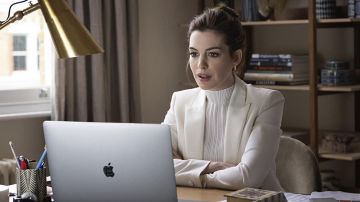 Blusa blanca usada por Linda (Anne Hathaway) como se ve en los atuendos de la película Locked Down