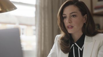 Pendientes usados por Linda (Anne Hathaway) como se ve en los atuendos de la película Locked Down