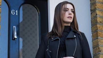 Chaqueta con cremallera usada por Linda (Anne Hathaway) como se ve en el vestuario de la película Locked Down