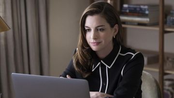 Camisa negra usada por Linda (Anne Hathaway) como se ve en el vestuario de la película Locked Down