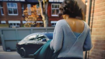 Le pull bleu décolleté dans le dos de Megan Pierce (Cush Jumbo) dans la série Ne t'éloigne pas (S01E03)