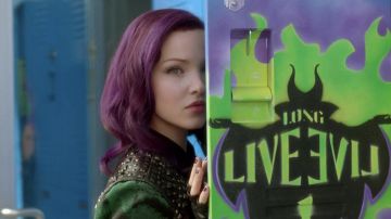 Veste transparente portée par Mal (Dove Cameron) dans Descendants film garde-robe